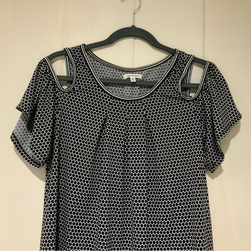 Max Studio Medium Top Short Sleeve Shoulder Cut Out